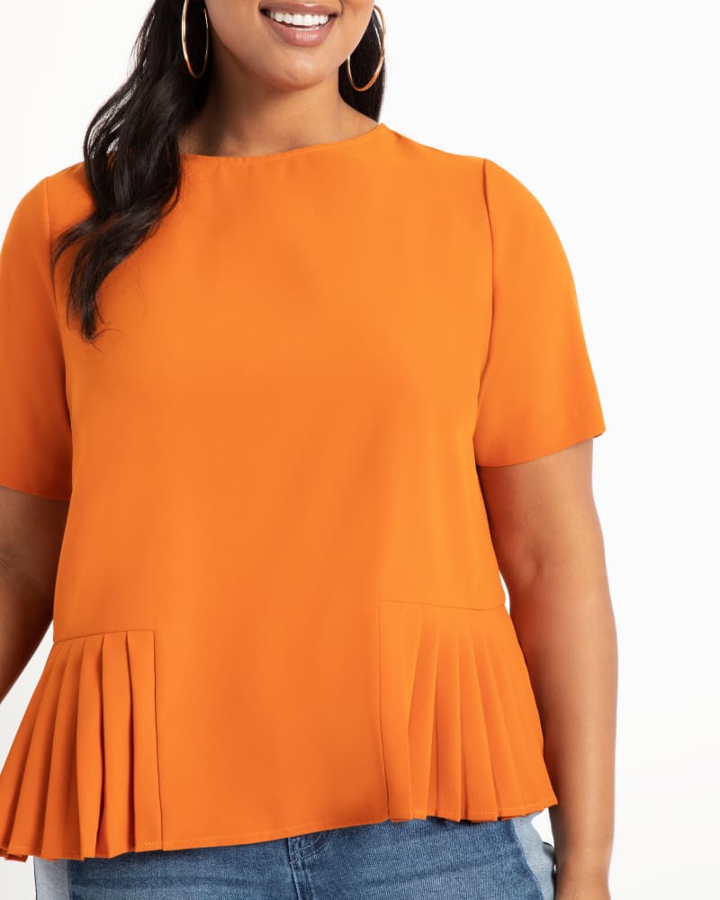 Side of a model wearing a size 18 Pleated Hem Top in Aurantium by ELOQUII. | dia_product_style_image_id:290237
